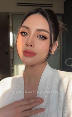 Asian Makeup Trends, Makeup Asia, Asian Wedding Makeup, Asian Bridal Makeup, Soft Makeup Looks, Music Instagram, Graduation Makeup, Hairdo Wedding, Eye Makeup Pictures