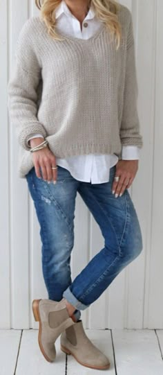 Like the causal style of this outfit. I'd prefer the sweater be a little darker color though. Winter Skirt Fashion, Winter Outfits Christmas, Up Nails, Cardigan Outfits, Muslimah Fashion, Fashion Over 50, Fall Winter Outfits