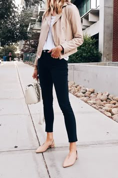 Beige Leather Jacket Outfit, Cream Leather Jacket, Beige Leather Jacket, Outfit Coat, Capsule Wardrobe Women, Jacket Outfit Women, Blogger Street Style, Chic Jeans, Cream Jacket