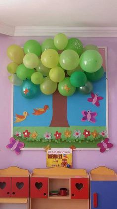 a room decorated with balloons and toys in the shape of a tree for children's birthdays