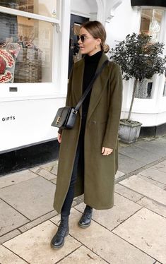 Outfits Cold, Skandinavian Fashion, Aesthetic Retro, Coat Outfit, Mode Casual, Looks Street Style, Coat Winter, Green Coat, Coat Outfits