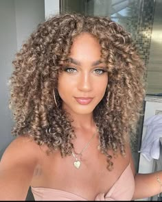 Blonde Highlights On Black Women Curls, Ash Brown Curly Hair, Ash Blonde Highlights Curly Hair, Ash Blonde Curly Hair, Blonde Highlights On Curly Hair, Curly Hair Highlights And Lowlights, Curly Blonde Highlights, Honey Blonde Curly Hair, Curly Hair Blonde Highlights