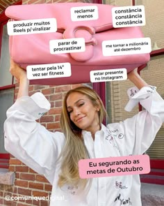 a woman is holding a pink suitcase over her head with words above it that read,'el seguranodo as meas de outubro '