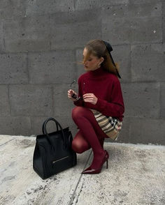 Burgundy With Brown Outfit, Coloured Tights Outfit Street Styles, Black And Red Dinner Outfit, Christmas Outfit With Tights, Extra Winter Outfits, Italian Ladies Fashion, Dark Red Outfits For Women, Gonna Bordeaux Outfit, Green Tights Outfit Leggings