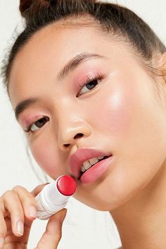 TokyoMilk Blush Oil Stick Eye Makeup Glitter, Simple Makeup Natural, Makeup Guide, Beauty Shoot, Eye Makeup Tips, School Looks, Natural Makeup Looks, Makeup Eyeliner, Summer Makeup