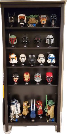 star wars action figures are on display in a bookcase