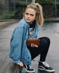 Lindos outfits para despedir al verano y recibir al otoño Van High Tops Outfit, High Top Vans Outfit, High Tops Outfit, Casual Denim Jacket, Summer School Outfits, Jean Jacket Outfits, Denim Jacket Outfit, Jackets Fashion