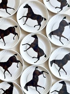 paper plates with black silhouettes of horses on them are arranged in the shape of a horse