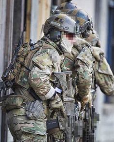 Stack up! Swedish SOG operators during CQB training. Photo: Jimmy Croona/Försvarsmakten #sweden #swedish #specialforces #operators #särskildaoperationsgruppen #sog #hecklerandkoch #g36 #g36c #opscore #cryeprecision #blueforcegear Swedish Armed Forces, Swedish Army, Military Soldier, Mile High Club, Special Operations Forces, Delta Force, Army Rangers, Navy Air Force