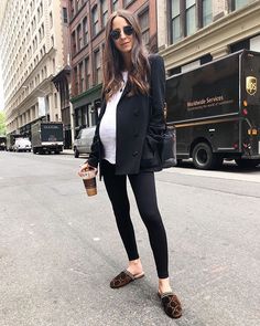 Parisian Style Pregnant, Black Maternity Jeans Outfit, Street Style Maternity Outfits, Matanity Outfit, Church Maternity Outfit, Pregnancy Street Style, Trendy Pregnancy Outfits, Maternity Work Outfit