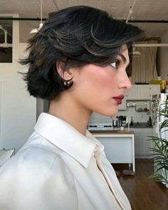 Bobs With Volume Short, Pixie Haircut For Thinner Hair, Tomboy Haircut Thick Hair, Short Hair Pushed Back, Boyish 90s Cut, Short Elegant Haircut, 90s Bixie Haircut Aesthetic, Real Short Hairstyle Women, 90s Bob Haircut Grunge