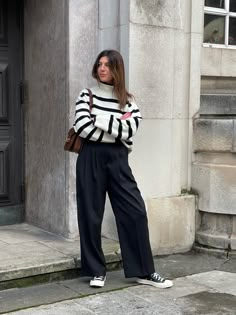 Stripes Fall Outfit, Oversized Striped Sweater Outfit, Stripes Sweater Outfit, Striped Long Sleeve Outfit, Black Tailored Trousers, Striped Sweater Outfit, Japan Outfits, Oversized Striped Sweater, Saree Wearing Styles