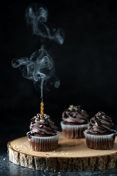 Food Photography Cake, Cupcake Photography, Moody Food Photography, Cupcake Photos, Dark Food Photography, Food Art Photography, Dessert Photography