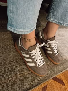 Cute Adidas Shoes, Looks Adidas, Cute Adidas, Pretty Sneakers, Pretty Shoes Sneakers, Adidas Shoes Women, Adidas Spezial, Shoe Inspo, Cool Shoes