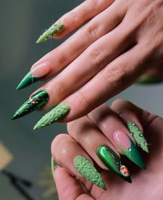 Christmas Grinch Nails, Grinch Nails, Green Acrylic Nails, Nail Designs Pictures, Nails Creative, Ten Nails, Christmas Manicure, Christmas Nails Easy, Christmas Gel Nails