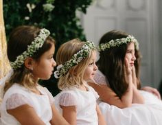 Daminhas com coras de flores em branco e verde + berries brancas ( Foto: Duo Borgatto ) Wedding Dinner Music, Wedding Music Playlist, Concrete Wedding, Wedding Fans, Wedding Music, Bridal Crown, Church Wedding