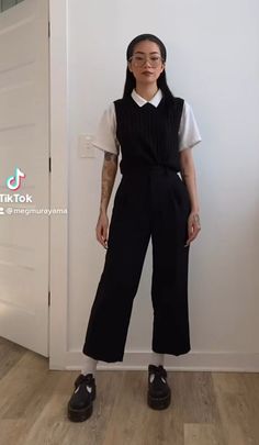 Designer Goth Fashion, Korean Fashion Black Dress, Grunge Outfits Professional, Buisness Goth Outfit, Minimalistic Grunge Outfits, Classy Grunge Outfits Edgy, Grunge Office Wear, Nerdy Business Casual Geek Chic, Hotel Interview Outfit