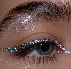 Eyeliner Glitter, Glitter Eye Makeup, Glitter Eye, Glitter Pigment, Smink Inspiration, Eye Makeup Designs