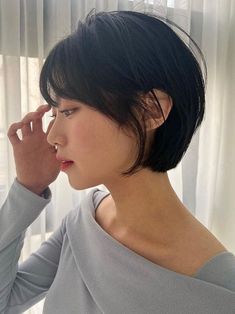 Layered Korean Bob Haircut Haircuts Korean Women, Korean Very Short Hair, Fox Haircut Korean Short, Asian Women Short Hairstyles, Apple Haircut For Women, Short Haircuts Asian Women, Short Hairstyle Korean Women, Short Haircut Korean Style Round Face, Haircuts For Asian Women Round Faces