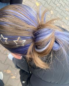 Blue With Blonde Highlights, Aqua Hair Color Highlights, Teal Split Dye Hair, Blonde Hair Blue Peekaboo, Blonde With Blue Peekaboo, Blue Hair Inspo Color, Blue Underneath Hair Blonde, Blonde Hair Blue Streaks, Under Dyed Hair Blonde