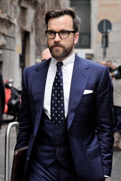 waistcoat Blue Suit Style, Style Gentleman, Winter Typ, Look Formal, Ray Ban Wayfarer, Navy Blue Suit