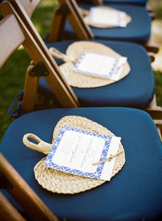 there are many chairs that have place cards on them