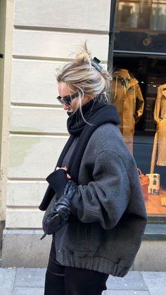 Casual Europe Outfits Winter, Cold Weather City Outfits, Euro Winter Fashion, Late Fall Outfits 2023, Copenhagen Street Style Winter 2023, Europe Winter Fashion Cold Weather Travel Outfits, Fall Outfits Copenhagen, English Womens Fashion, Jackets That Go With Everything