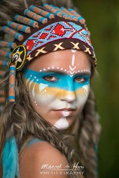 Indian Face Paints, Native American Makeup, Native American Face Paint, Face Paint Ideas, American Makeup, Festival Makeup Rave, Native American Feathers, Festival Makeup Glitter, Native American Woman