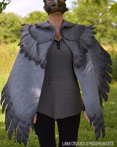 Wing Cape, Steampunk Alice In Wonderland, Cape Designs, Purple Wrap, Diy Kostüm, Grey Ombre, Shawl Patterns, Wrap Shawl