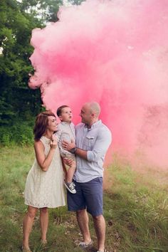 pink smoke bomb for gender reveal Gender Reveal Photo Shoot, Gender Reveal Pictures, Future Parents, Pregnancy Gender Reveal