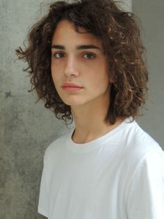 Hey I'm Jaz and I find the word falafel more entertaining than I should. she/her | 17 | ace Corte De Cabelo Masculino, Foto Poses, Curly Hair Men, 영감을 주는 캐릭터, Long Curly Hair, 인물 사진, Long Curly