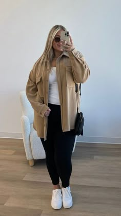 Plus Size Airport Outfit, Fall Trench, Look Legging, Cute Thanksgiving Outfits, Fall Skirt, Outfits Stylish, Sneaker Outfits, Black Leggings Outfit