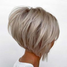 Diamond Blonde Face Bangs, Kort Bob, Warm Brown Hair, A Line Bob, Neutral Blonde, Bobbed Hair, Short Bobs, Layered Bob Haircuts, Bob Haircut For Fine Hair