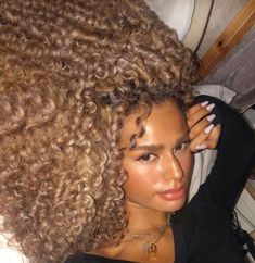 Lightskin Haircuts, Short Curly Hair Updo, Weave Ideas, Highlights Curly Hair, Peekaboo Hair, Dyed Hair Inspiration, Black Curly, Black Curly Hair, Curly Hair Inspiration