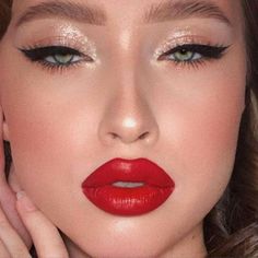 Foxy eyes con labial rojo Red Prom Dress Makeup, Red Lipstick Makeup Looks, Red Makeup Looks, Red Lips Makeup Look, Soft Eye Makeup, Mekap Mata, Bold Makeup Looks