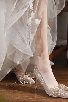 Fisdy - Elegantes Zapatos de Boda con Punta Puntiaguda: Nudo de mariposa perforado por el agua, tacón delgado elegante y zapatos de tacón alto de cristal único How To Tie Shoes, Wedding High Heels, Rhinestone High Heels, Shoes Heels Classy, Party Pumps, Cinderella Shoes, Elegant High Heels, Butterfly Wedding, Butterfly Knot