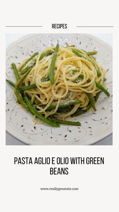 pasta with green beans on a white plate and the words recipe below it in spanish