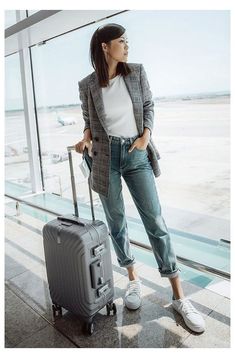 Boyfriend Shirt Outfits, Grey Blazer Outfit, Plaid Blazer Outfit, Chic Airport Outfit, Chic Travel Outfit, Sneakers Outfit Work, Boyfriend Jeans Style, Pijamas Women