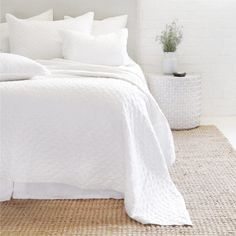 Hampton White Linen Bedding Bm Classic Gray, White Minimalist Bedroom, Modern French Bedroom, Guest Bed Ideas, Real Bedroom, Pretty Bed, Bedrooms Interior Design, White Coverlet, Bedroom Linens