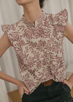 Women's casual printed blouse | CARINA | CHERUBINA Envy Clothing, Farm Clothes, Clothes To Sew, Printed Sleeveless Blouse, Diy Fashion Clothing, Blouse Sleeveless, Walk In Wardrobe, Lovely Clothes, Spring Summer Collection