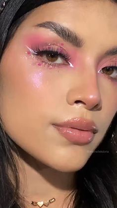 Kpop Concert Makeup Looks, Pink Fairy Makeup Halloween, Concert Makeup Looks Easy, Pink Fairy Eye Makeup, Karol G Concert Makeup Ideas, Kpop Concert Makeup Ideas, Pink Fairy Makeup Looks, Pink Rave Makeup, Fairy Makeup Pink