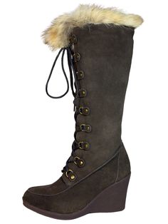 DESCRIPCION: Women's Suede Leather/Fox Fur Wedge Winter Boots 'Bearpaw' ID: 7133 Tipo: Botas de Invierno Estilo: de Cuña Marca: Bearpaw Material: Piel Gamuza/Pelo de Zorro Forro: Lana Plantilla: Piel Borrego Tubo: 12" Alto Corrida USA: 5 - 10 Horma: Casual Suela: Hule Punta: Redonda Nota: La venta es final. No se aceptan cambios o devoluciones en este producto. Wedge Snow Boots, Hair Wedge, Wedge Winter Boots, Fur Winter Boots, Plus Size Boots, Lace Up Wedge Boots, Rodeo Boots, Winter Boots For Women, Fox Hair