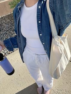 Denim shirt outfit, work outfit, intern outfit, linen pants summer outfit, Scandinavian style Denim Shirt Outfit Work, Linen Pants Summer Outfit, Intern Outfit, Pants Summer Outfit, Linen Shirt Outfit, Denim Shirt Outfit, Pinterest Fits, Outfits Primavera, Everyday Fits