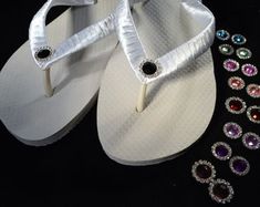 Flops de boda. Zapatos para novia. Flip Flops para novia. | Etsy Comfy Flip Flops, Wedge Flip Flops, White Ribbon, Bride Gifts, Womens Flip Flop, Sandals