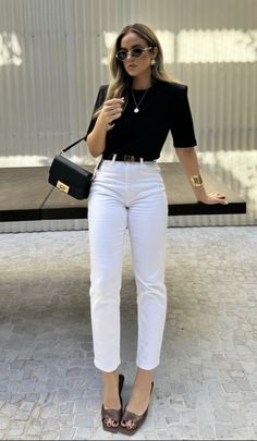 White Jeans Outfit Spring 2024, Outfit Semiformal, Classic Capsule Wardrobe, Women's Outfit Sets, Casual Chique, Quoi Porter, Business Outfits Women, Casual Chic Style