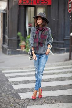 un pull gris, un chapeau et une écharpe coloré et hop on part au boulot ! Weekend Mode, Walking Down The Street, Style Casual Chic, Boyfriend Jean, Mode Casual, Looks Street Style, 인물 사진, Jeans Boyfriend