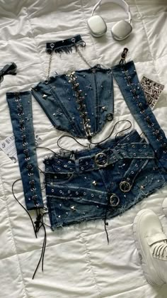 Upcycled clothing handmade clothing night out baddie that girl it girl grunge aesthetic Creamfields Outfit Festival Style, Shorts Design Ideas, Diy Clothes Aesthetic, Girl Grunge Aesthetic, Night Outfits Summer, Upcycling Ideas Clothes, Upcycle Fashion Diy, Denim Diy Clothes