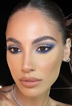 Maquiagem azul: 61 ideias de famosas e anônimas Bold Blue Eye Makeup, Blue Brown Eye Makeup, Make Up Blue Eyeliner, Blue Makeup Looks For Brown Eyes, Blue Eye Makeup On Brown Eyes, Make Up Blue Eyes Brown Hair, Blue Makeup With Gems, Brown Eye Blue Makeup, Blue Prom Makeup For Brown Eyes