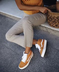 Vans Verdes, Vans Slip On Outfit, Vans Wallpaper, Sports Wear Outfits, Estilo Vans, Camel Outfit, Vans Ultrarange, Tenis Vans, Sneaker Outfits