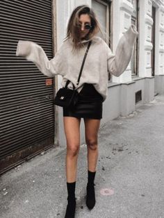 Outfits con botas negras que puedes copiar para la oficina, para fiestas y para cualquier ocasión Cute Egirl, Engagement Photo Outfits Fall, Blackpink Outfits, Latest Hair Trends, Engagement Photo Outfits, Yellow Shirts, Outfit Winter, Short Skirt